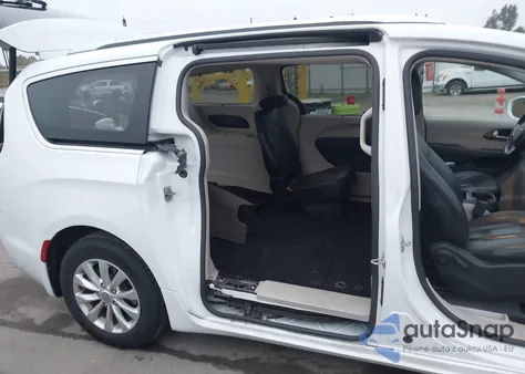 2019 Chrysler Pacifica Touring L z USA, uszkodzony, nr VIN 2C4RC1BG2KR626933